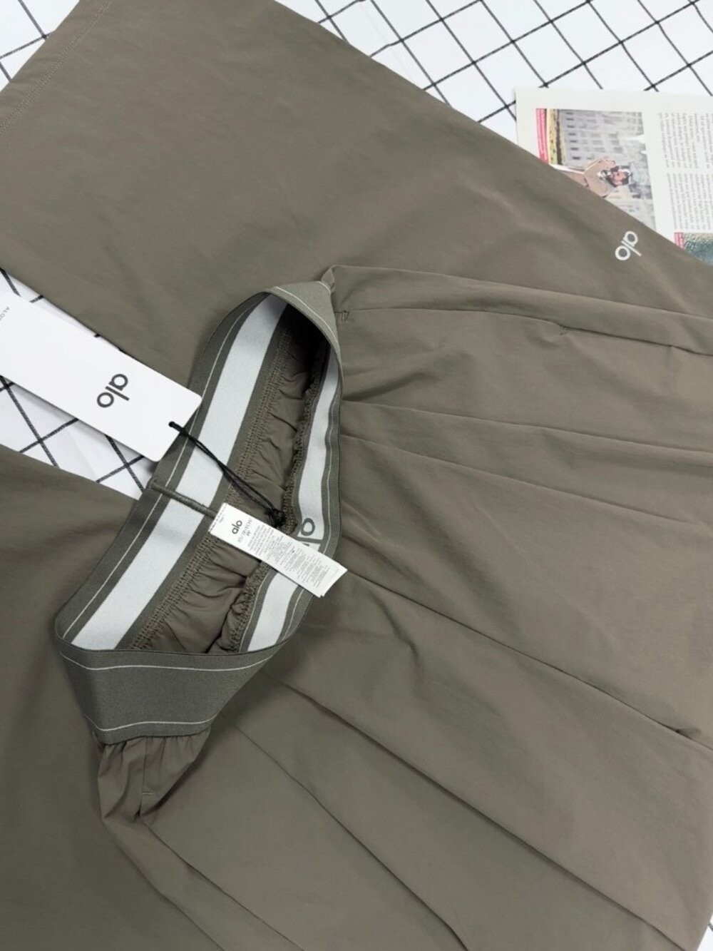 NWT Alo Yoga Suit Up Trouser Olive💘Wide Leg/Loose fit Women's pants - Picture 7 of 7